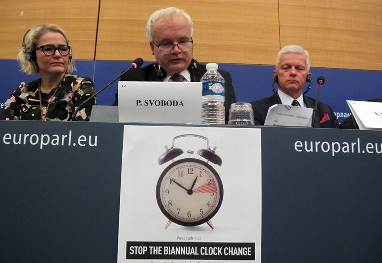 Europarlamentarci žele ukinuti pomicanje sata