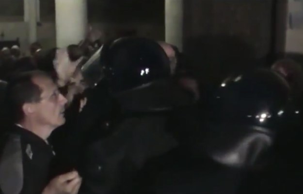 Policija objavila snimke s Markova trga: Jedan šatoraš prijeti, a drugi udara policajca po viziru