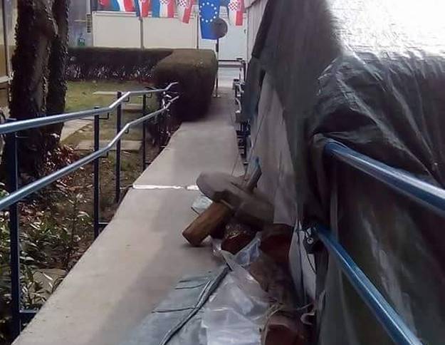 Šatoraši postavili "barikade" na stazu za invalide u Savskoj