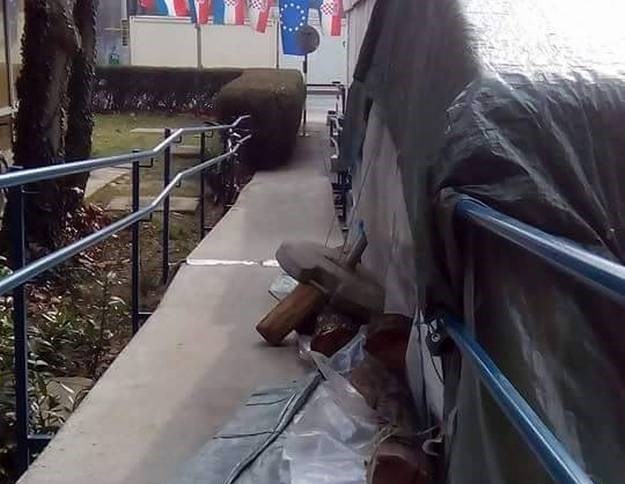 Šatoraši postavili "barikade" na stazu za invalide u Savskoj