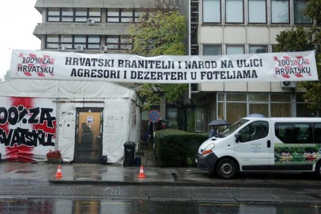 Glogoškog ipak nema na listi HDZ-a, ali šatoraši su novim transparentom započeli kampanju
