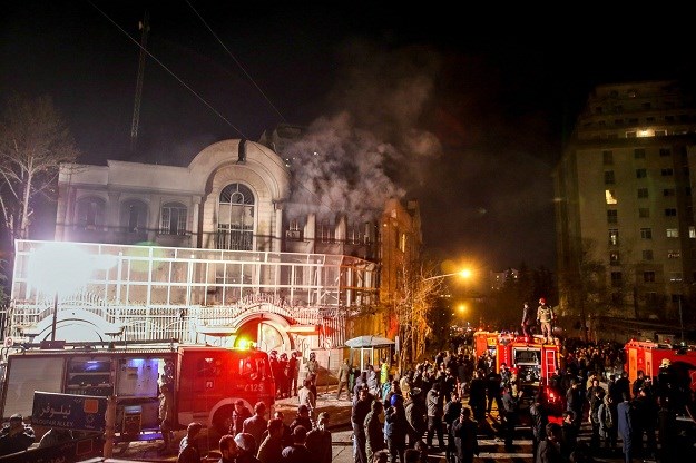 Gnjevni Iranci napali veleposlanstvo Saudijske Arabije u Teheranu, zgrada spaljena i uništena