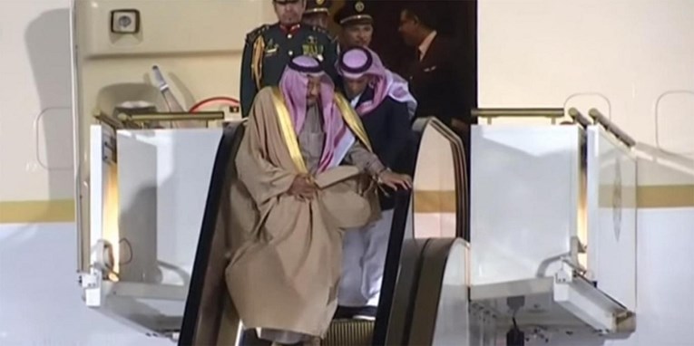 VIDEO Saudijskom kralju pokvarile se zlatne pokretne stepenice, internet se ne prestaje sprdati