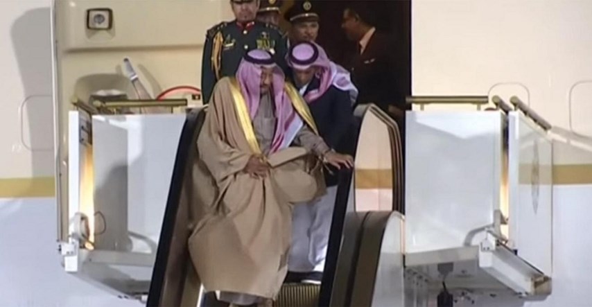 VIDEO Saudijskom kralju pokvarile se zlatne pokretne stepenice, internet se ne prestaje sprdati