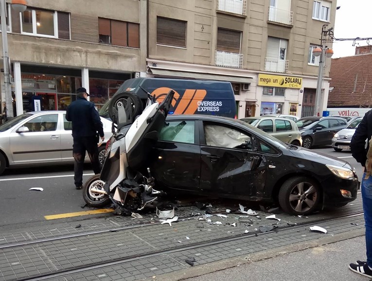 Jedna osoba ozlijeđena u sudaru skutera i automobila u Zagrebu