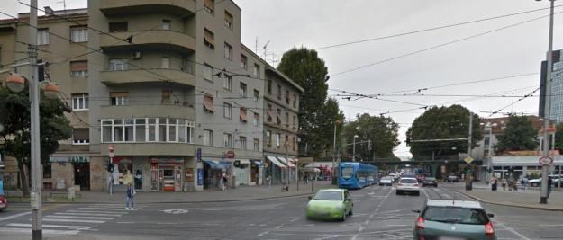 Automobilom naletio na semafor na križanju Savske i Vodnikove, tramvaji vozili preusmjereno