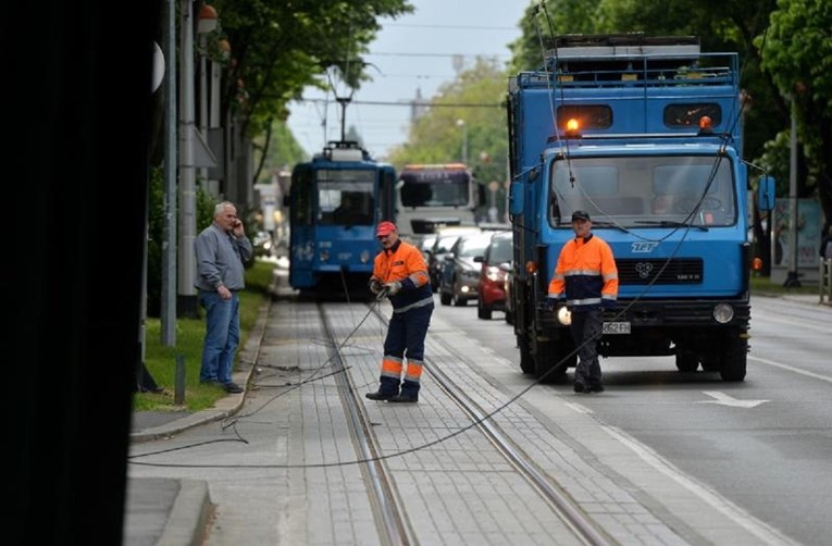 Poljski kamion srušio tramvajske vodove u Savskoj, nakon 3 sata tramvaji opet voze