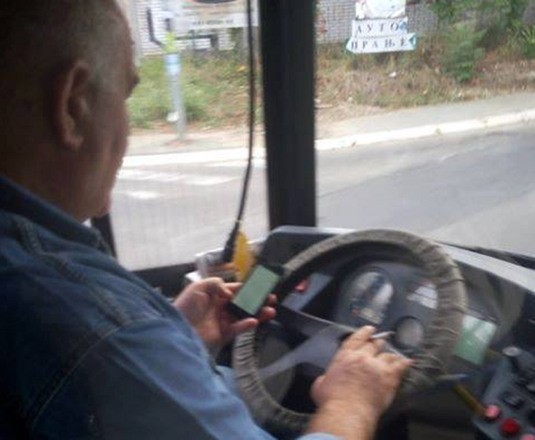 FOTO Detalj iz beogradskog autobusa zgrozio srpsku javnost: "Dajte čovjeku pivo, samo to mu još fali"