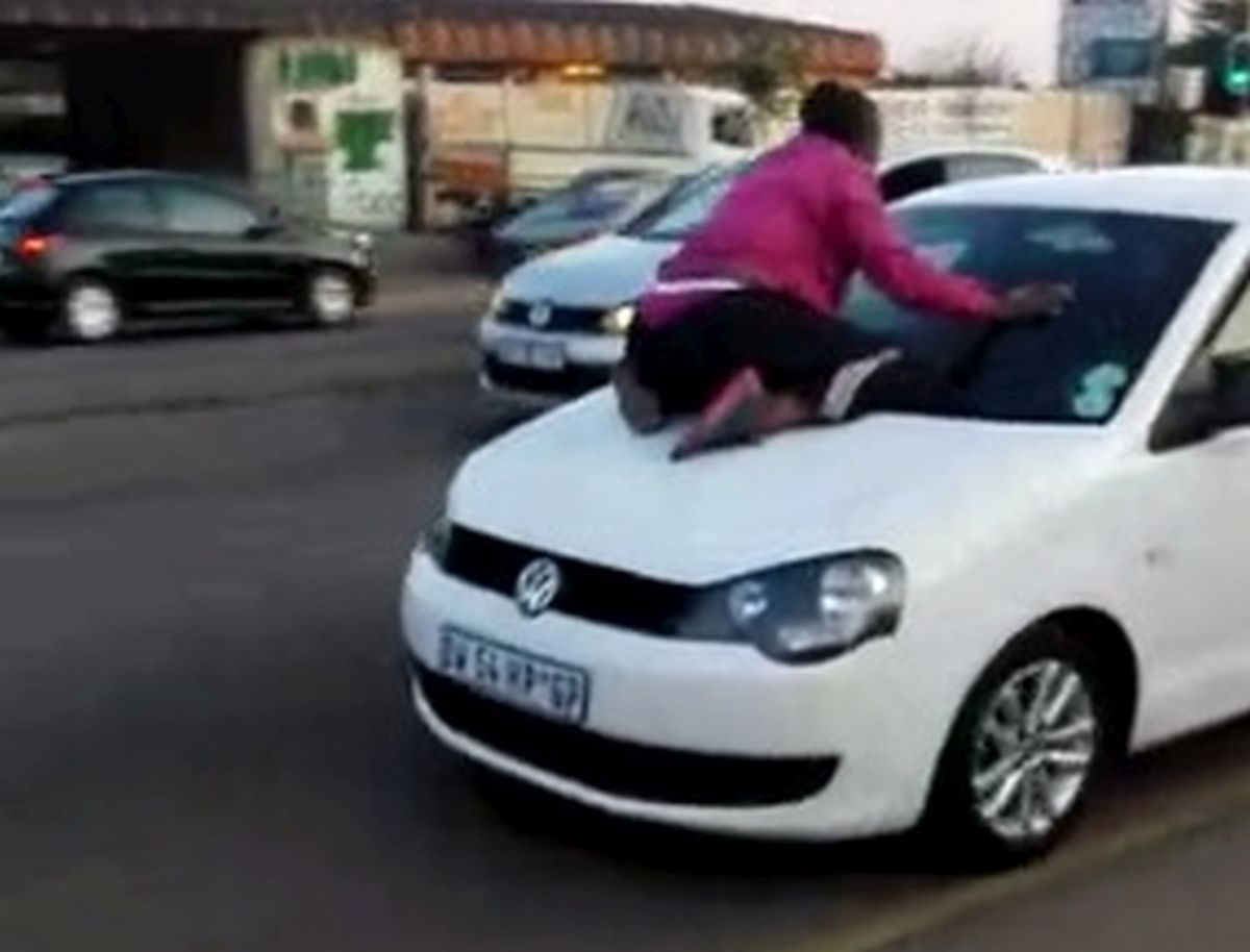 VIDEO Uhvatila muža s drugom u autu pa mu napravila scenu kakvu ne viđate ni u filmovima