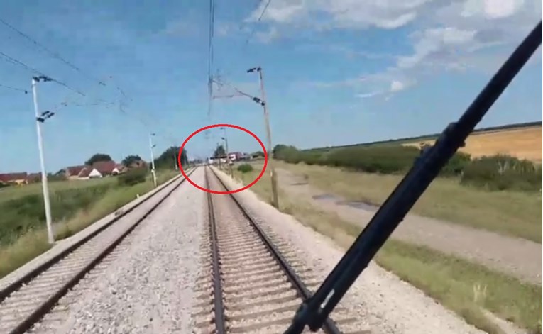 Vozač autobusa zaobilazio rampu na željezničkom prijelazu, skoro ga udario vlak