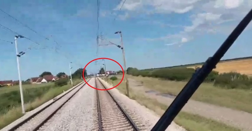 Vozač autobusa zaobilazio rampu na željezničkom prijelazu, skoro ga udario vlak