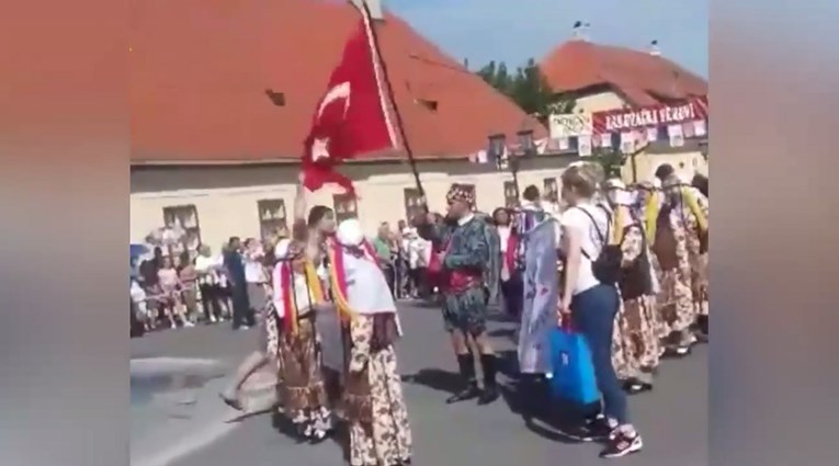 INCIDENT U ĐAKOVU Uletio u povorku pa gostima iz Turske otrgnuo zastavu, pogledajte snimku