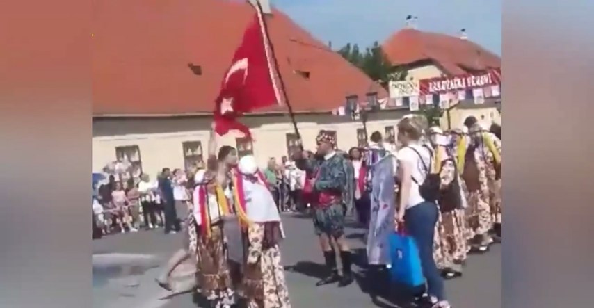 INCIDENT U ĐAKOVU Uletio u povorku pa gostima iz Turske otrgnuo zastavu, pogledajte snimku
