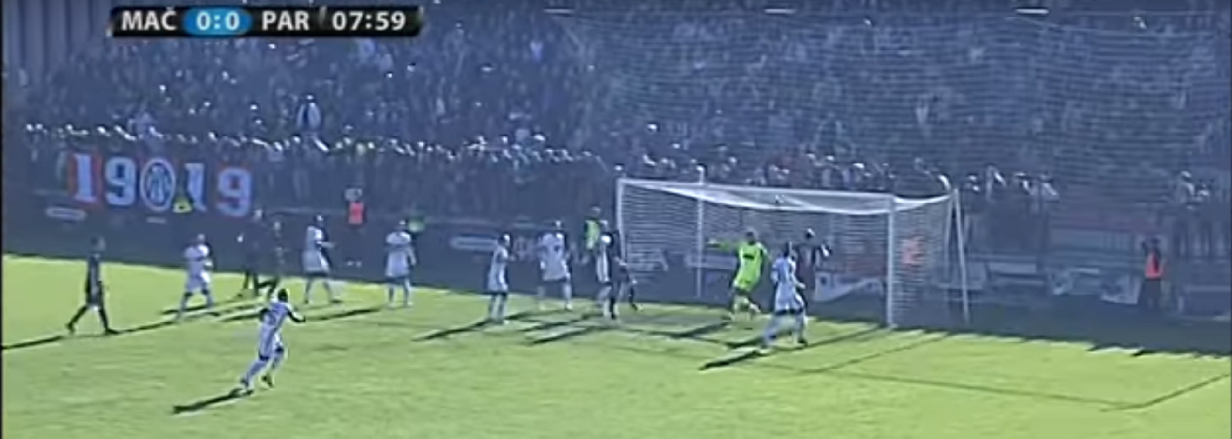 CIJELI SE STADION HVATAO ZA GLAVU Pogledajte što je promašio nogometaš srpskog prvoligaša
