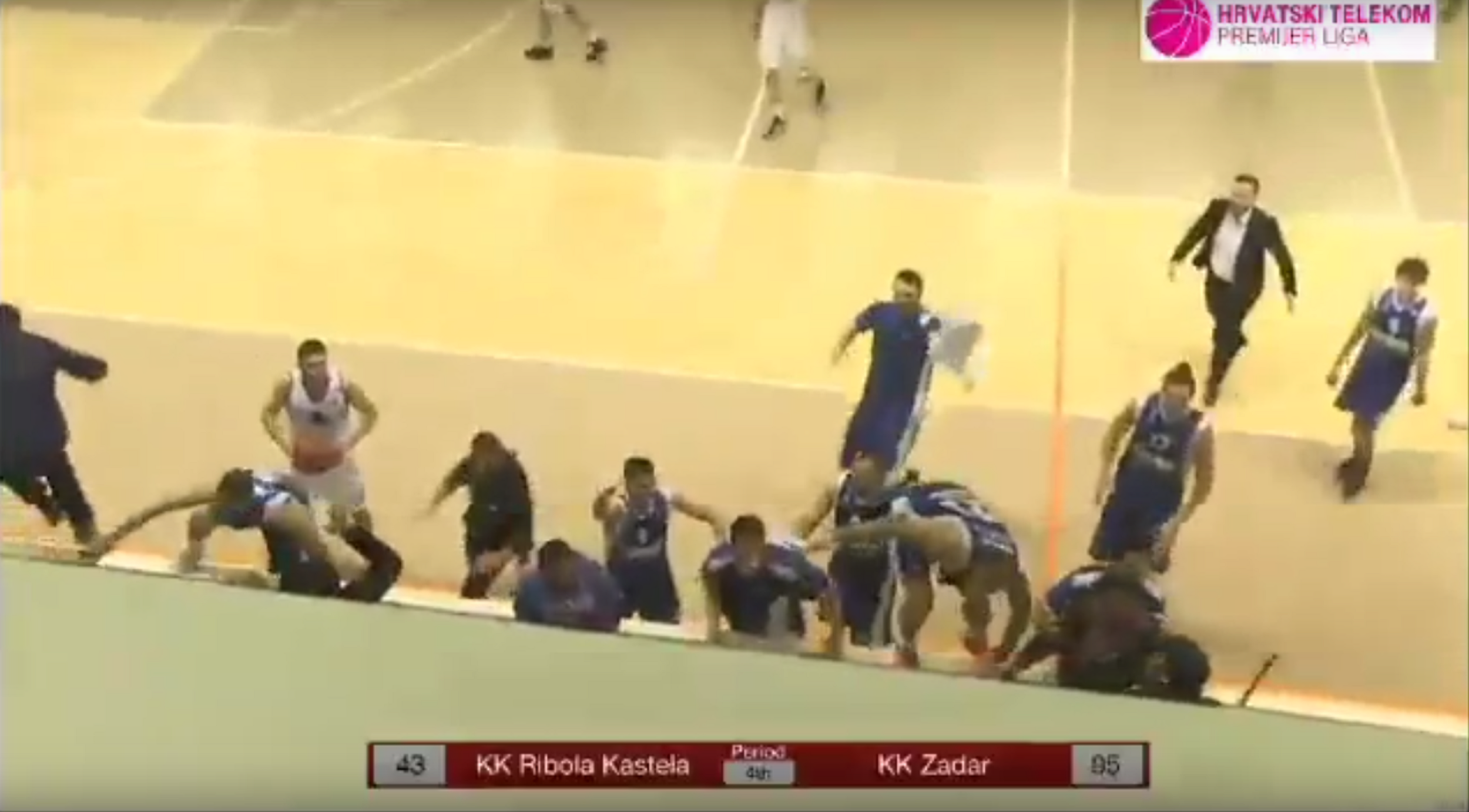 INCIDENT U KAŠTELIMA Košarkaši Zadra skočili na tribinu i spriječili sukob Tornada i policije