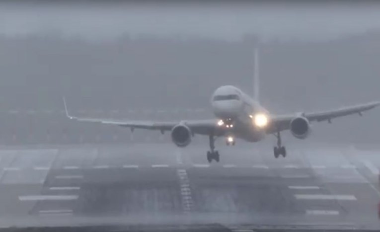 U Njemačkoj avioni jedva slijetali zbog orkanskog vjetra, pogledajte snimku