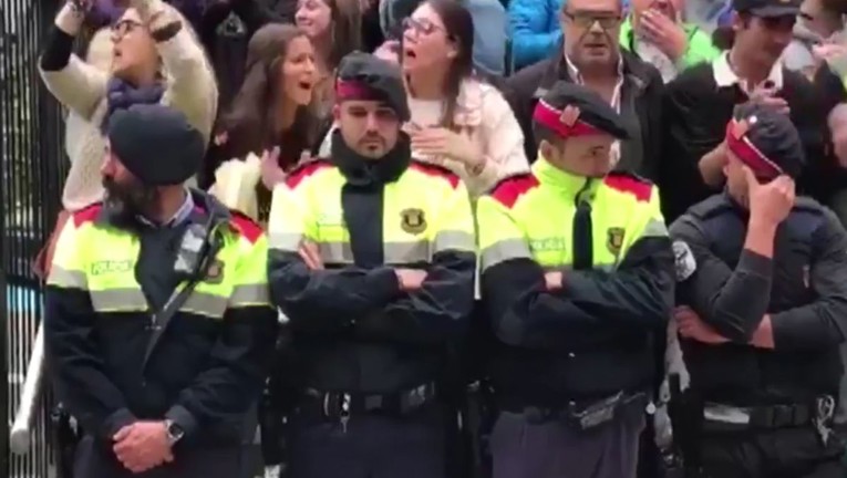 Pogledajte katalonske policajce u suzama usred jučerašnjeg uličnog rata