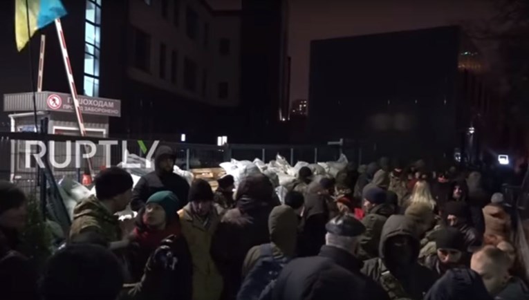 Ukrajinski ekstremisti blokirali prorusku tv postaju bodljikavom žicom i vrećama s pijeskom