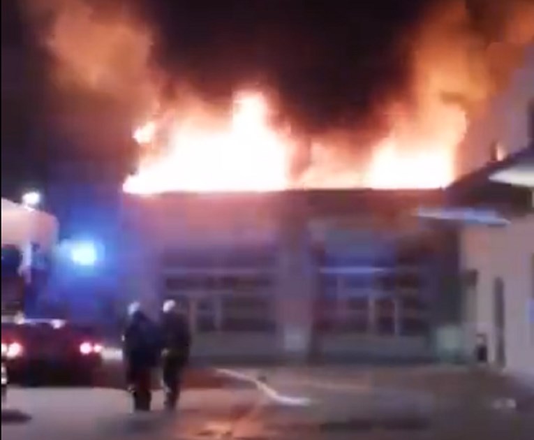 U Zadru došlo do požara u kompleksu Autohrvatske, uzrok ispaljena raketa?