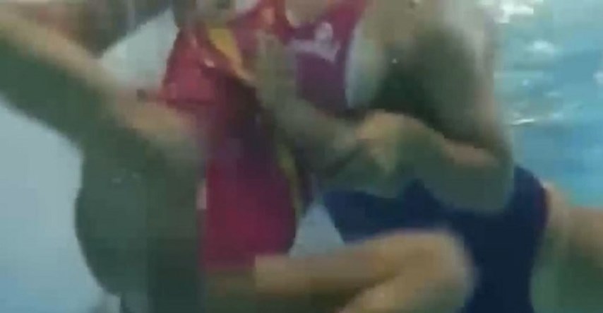 VIDEO U brutalnom vaterpolo duelu igračica pred kamerama završila gotovo potpuno gola
