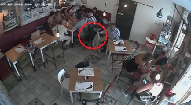 VIDEO Nestao za minutu: Ukrao Španjolcima ruksak u splitskom restoranu
