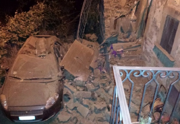 Pod ruševinama Accumolija zarobljeni roditelji i dvoje djece, ne pokazuju znakove života: "Bilo je užasno"