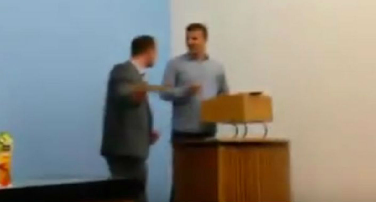 VIDEO Pogledajte kako je HDZ-ovac fizički nasrnuo na SDP-ovca usred sjednice