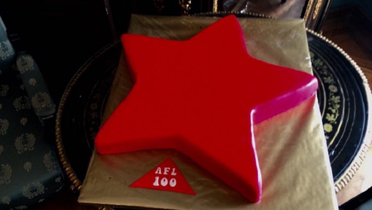 Bandić zabranio Antifašistima da predsjedniku poklone tortu u obliku petokrake, oni sazvali pressicu