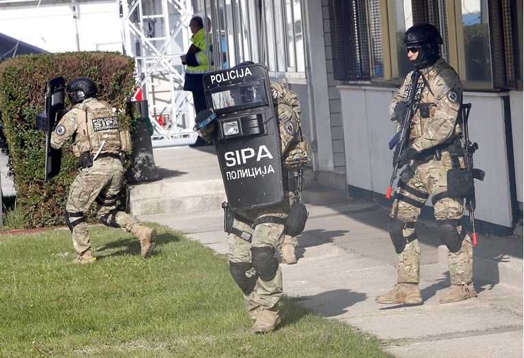 U Sarajevu kod američkog veleposlanstva uhapšen terorist naoružan strojnicama