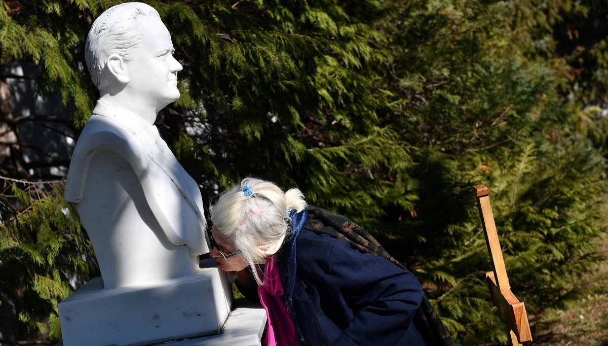 Prije 12 godina umro je Slobodan Milošević, danas mu ljube bistu u rodnom Požarevcu