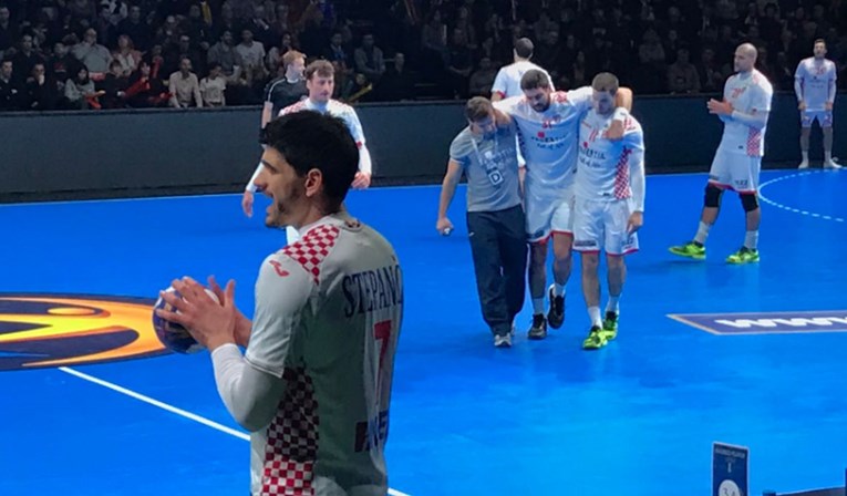Žestoka borba za polufinale: Hrvatskog rukometaša iznijeli s terena već u prvom poluvremenu