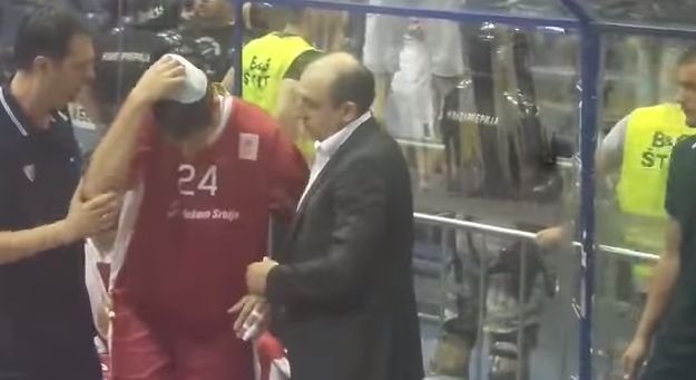 Klasičan beogradski derbi: Navijači divljali, igraču razbijena glava, Vujošević u elementu