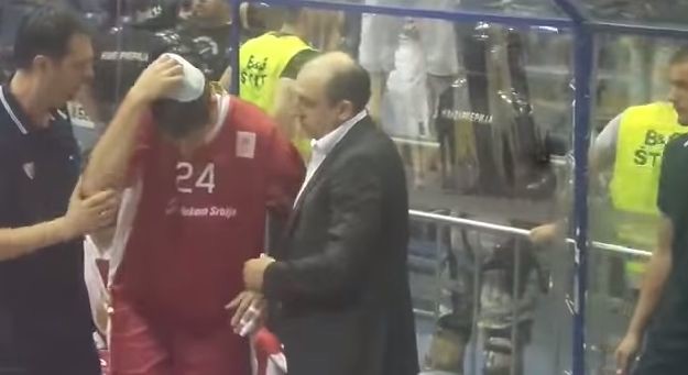 Klasičan beogradski derbi: Navijači divljali, igraču razbijena glava, Vujošević u elementu