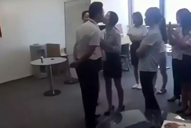 VIDEO Šef perverznjak tjera radnice da ga svako jutro poljube u usta