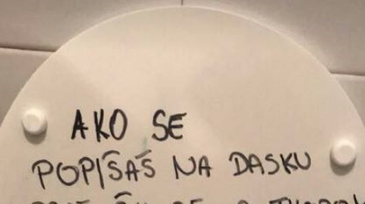 Mama iz Dalmacije zaprijetila sinu porukom na školjci: "Ako se popišaš na dasku..."