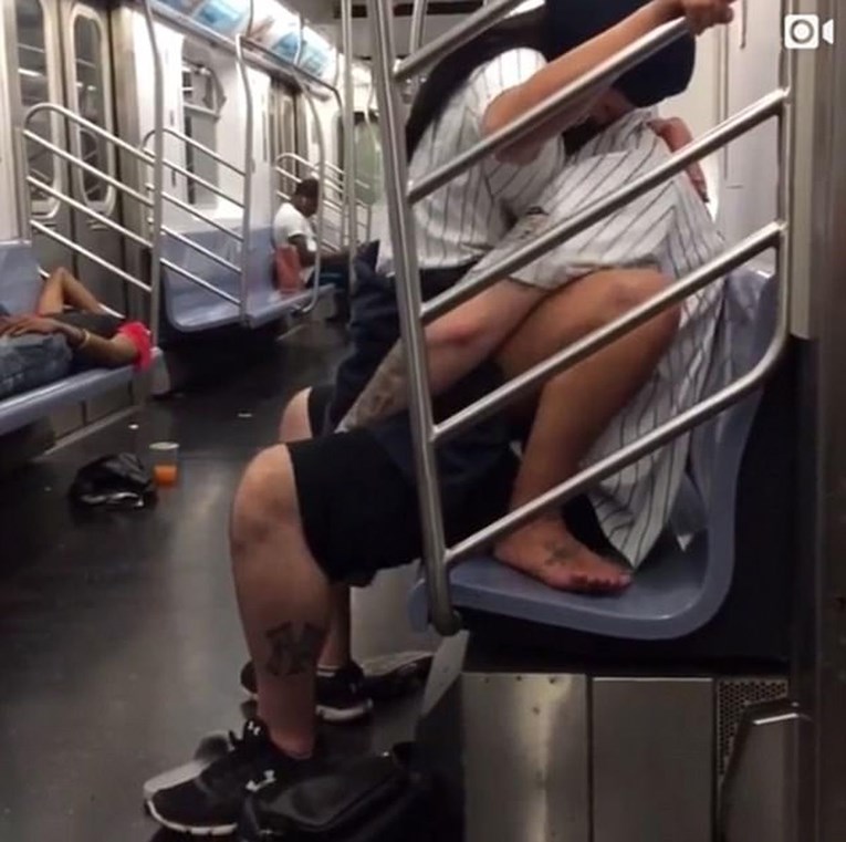 VIDEO Nakon poraza omiljenog kluba poseksali se na suho u vlaku