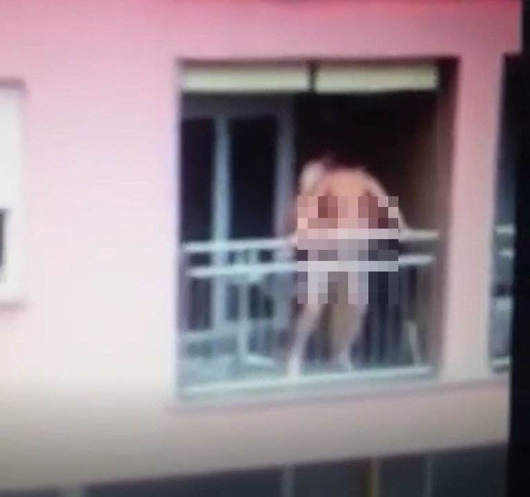 Par iz Slavonskog Broda poseksao se na balkonu usred dana, susjedi sve snimali