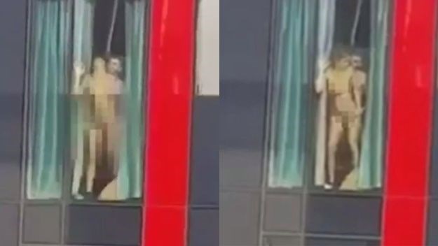 VIDEO Napaljeni par se poseksao pored prozora, susjedi sve snimili (18+)