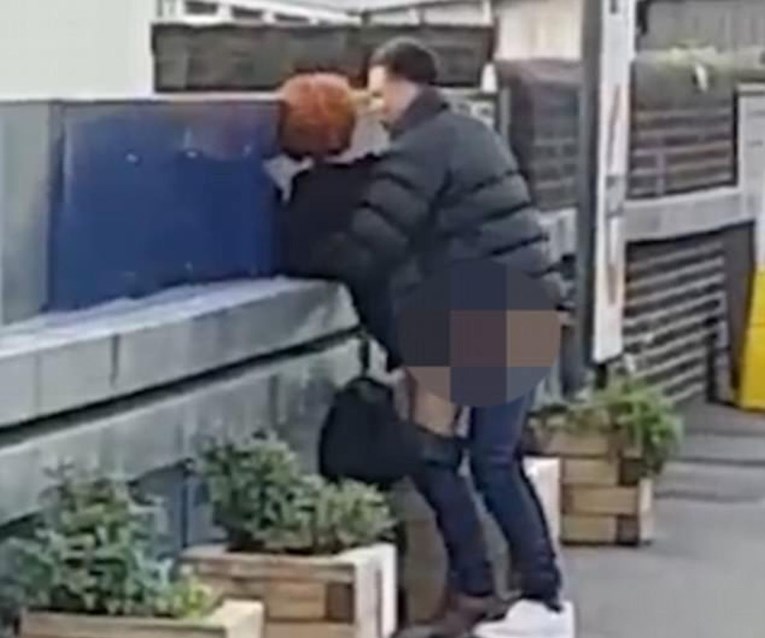 VIDEO Poseksali se usred dana na stanici dok su čekali vlak