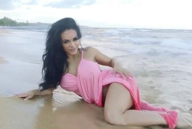 VIDEO Provokativno poziranje seksi modela na plaži pošlo je po krivu