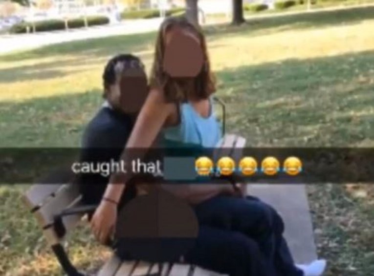VIDEO Mladi par snimljen tijekom seksa na klupici u parku, i to usred bijela dana (18+)