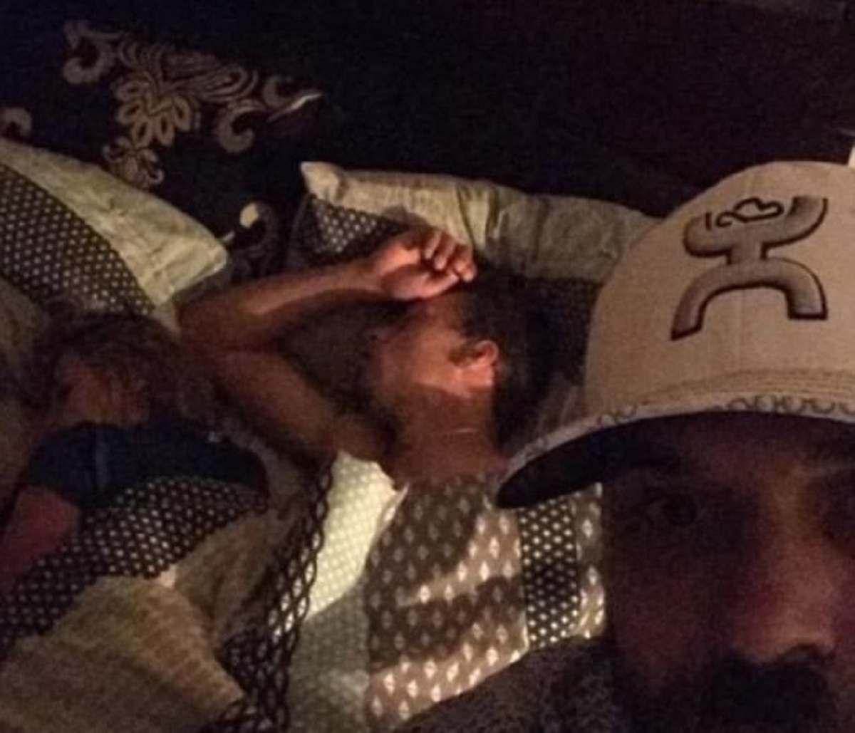 FOTO Zatekao pijanu djevojku u krevetu s drugim, okinuo s njima selfie i brutalno im se osvetio