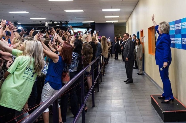 Ova fotografija Hillary Clinton vjerojatno je najbizarnija koju ćete danas vidjeti