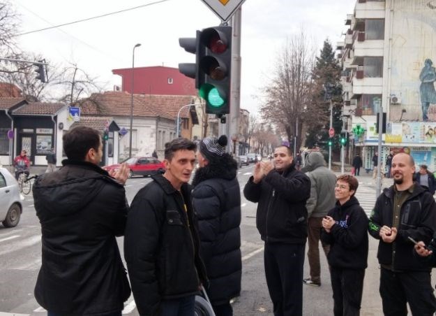 VIDEO Najveća sprdnja u regiji: Gradonačelnik srpskog Kraljeva svečano otvorio semafor