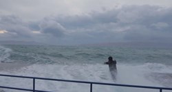 VIDEO Mladi Senjanin krenuo u borbu s ogromnim valovima i jugom - skoro je kobno završilo