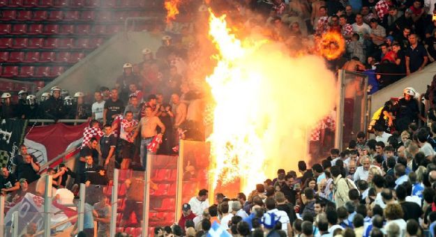Četnička orgijanja na tribinama Pireja: Do kada će ih UEFA i FIFA tolerirati?