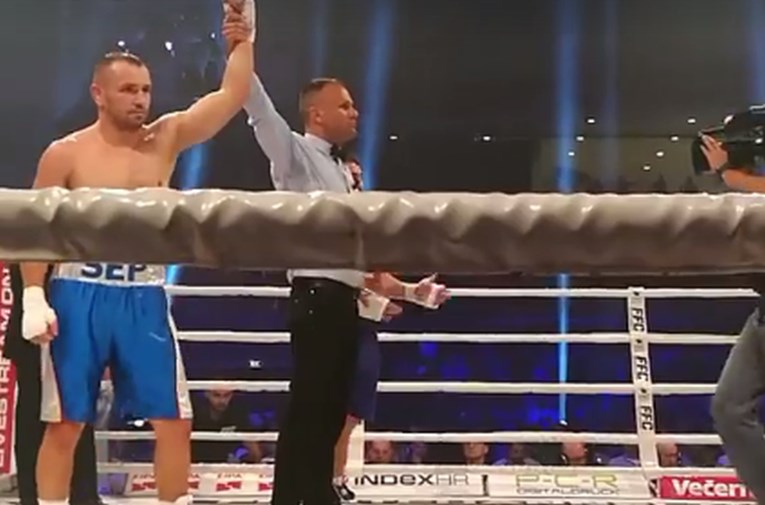 Hrvoje Sep pobijedio u trećem profesionalnom boksačkom meču