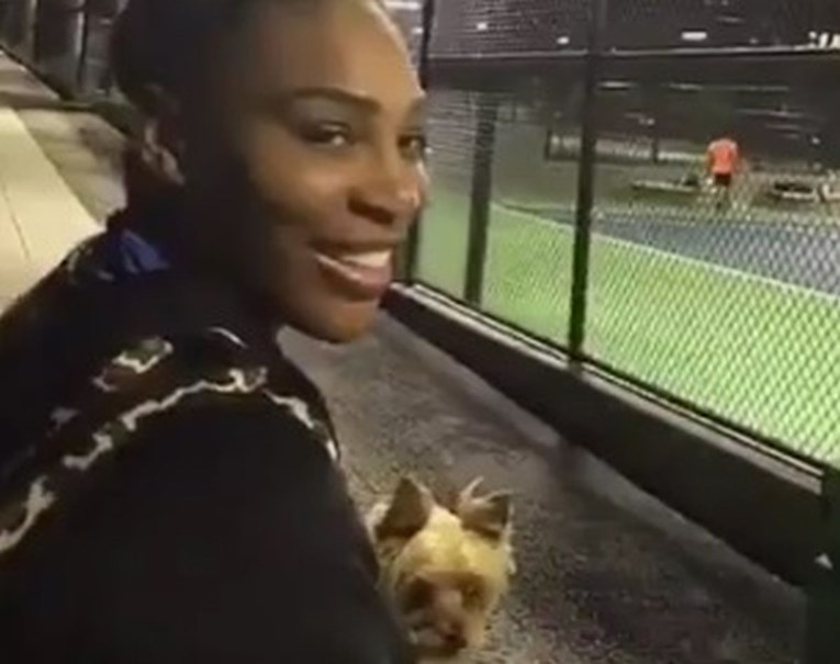 VIDEO Serena Williams tijekom šetnje psa upala na teren dvojici anonimnih igrača