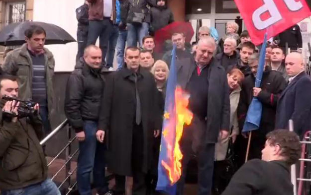 Šešelj zapalio zastave NATO-a i EU ispred suda u Beogradu