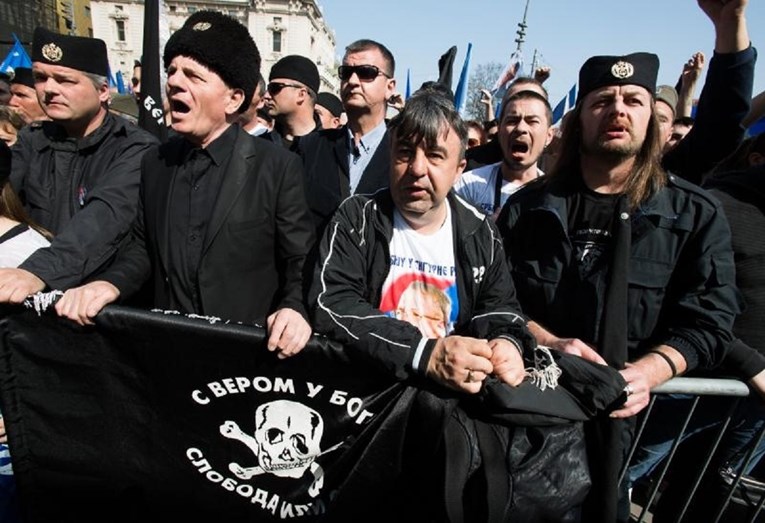 FOTO Šešeljevci marširali Beogradom, mahali četničkim zastavama i slikama Putina